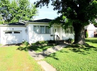 530 Tar Spring Dr, Carmi, IL 62821