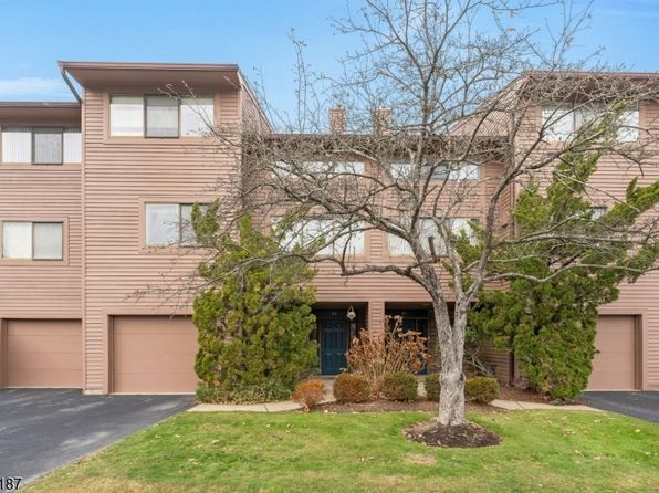 44 Lexington Ct