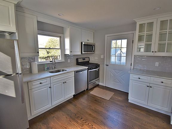 5th image of 1087 Cornwell Ave