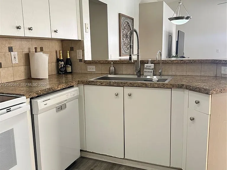 4025 Pine Ridge Ln — Photo 16