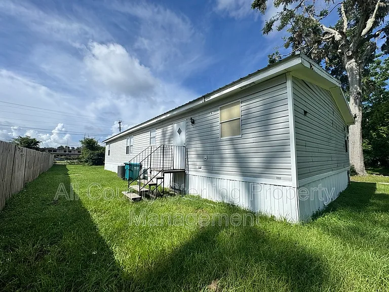 579 SE Baker Ave — Photo 3