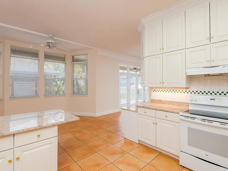 1607 Deleon St — Photo 16