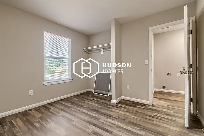 1320 Oak St — Photo 8