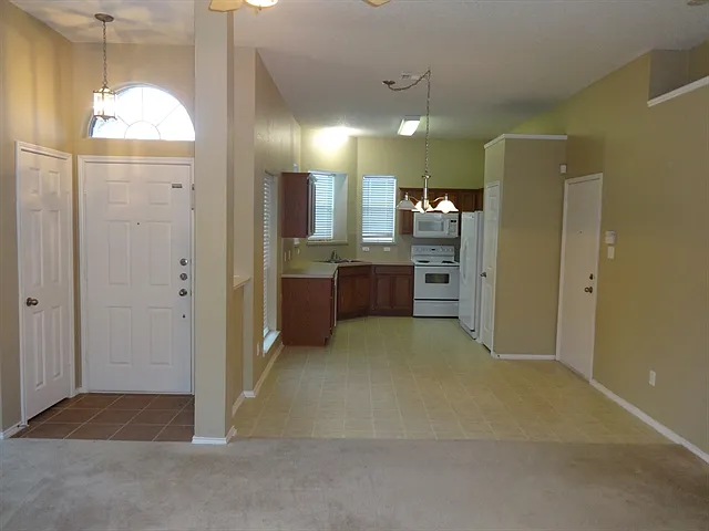 3 bed, 2.0 bath, 1298 sqft, $2,020 — Photo 4