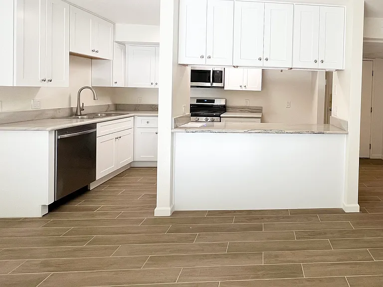 The Excalibur Apartments — Photo 6