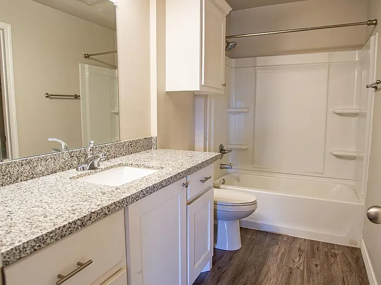 Stunning 4 Bedroom Near Tech — Photo 20