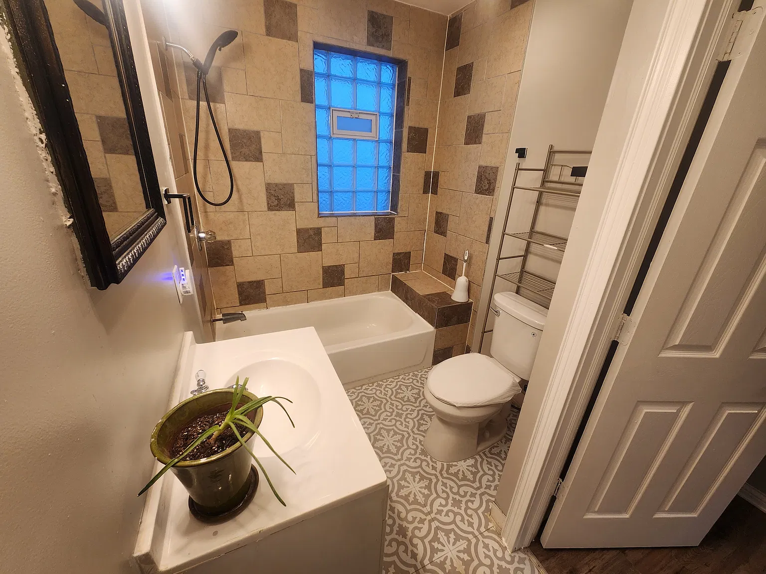 3 bed, 1050 sqft, $1,800 — Photo 3