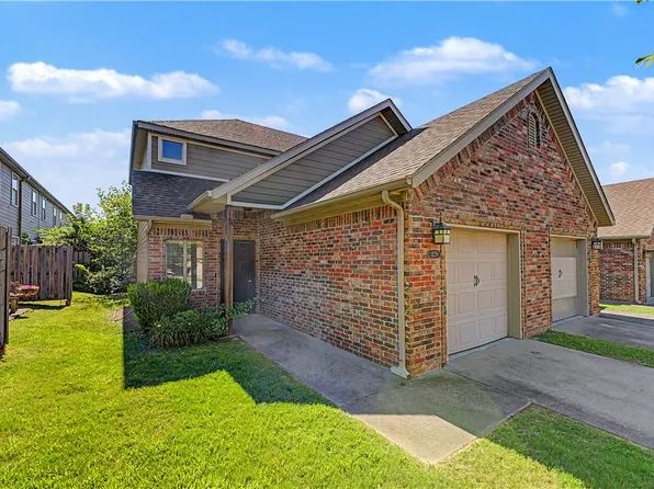 3229 W Montrail Pl, Fayetteville, AR 72704
