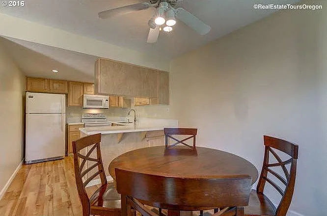 2 bed, 924 sqft, $1,949 — Photo 3