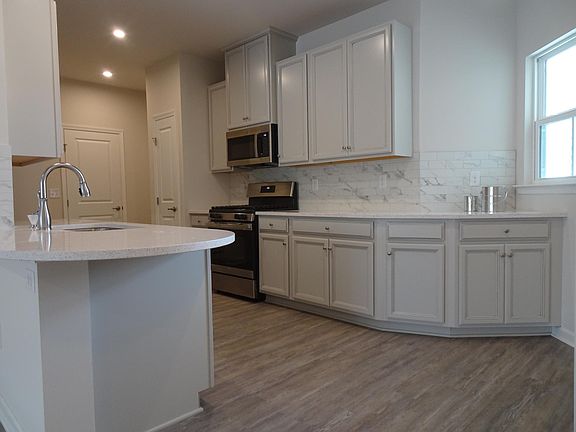 4th image of 185 Sandstone Cir #185