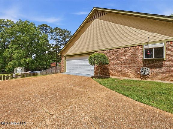 4th image of 904 W Lake Dockery Dr