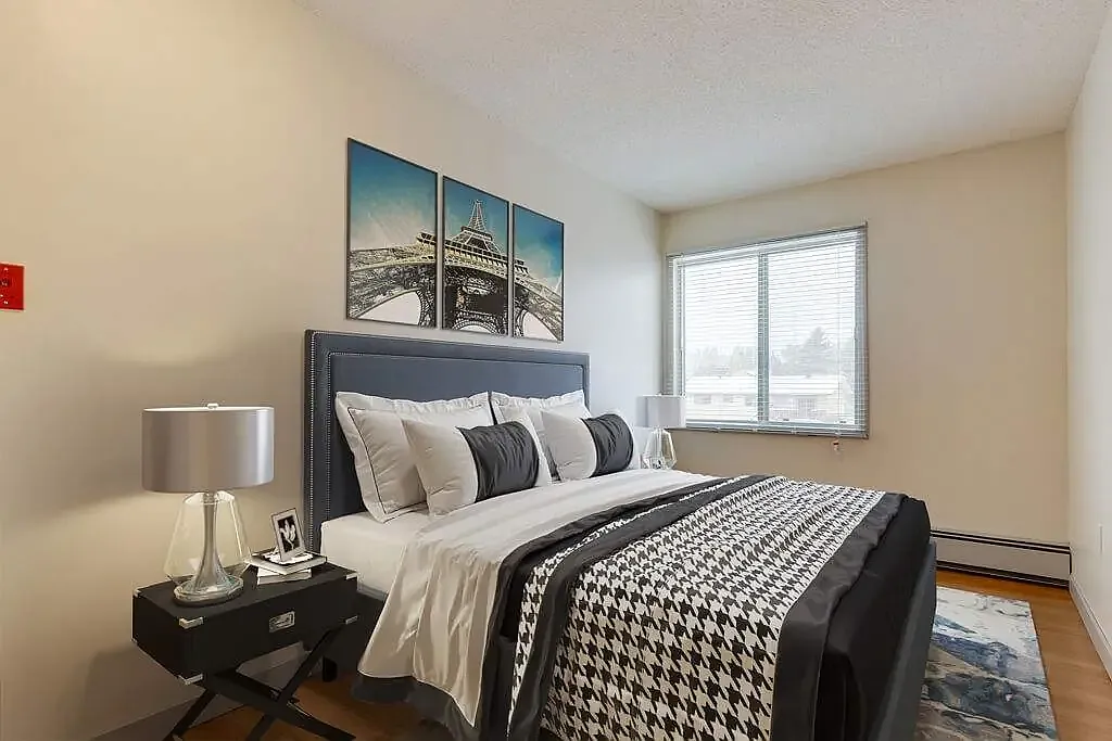 Columbian Apartments — Photo 4