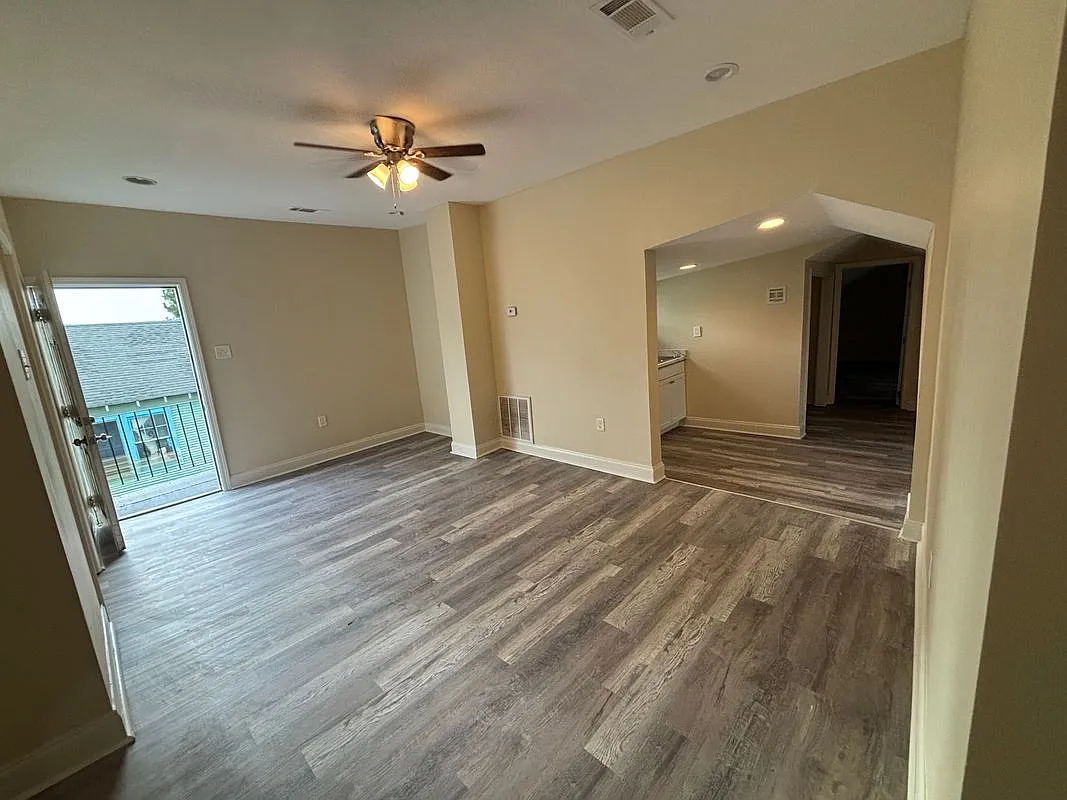 5 bed, 2.0 bath, 2075 sqft, $2,700 — Photo 2