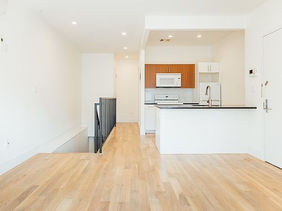 5th image of 396 Cornelia St #1AA