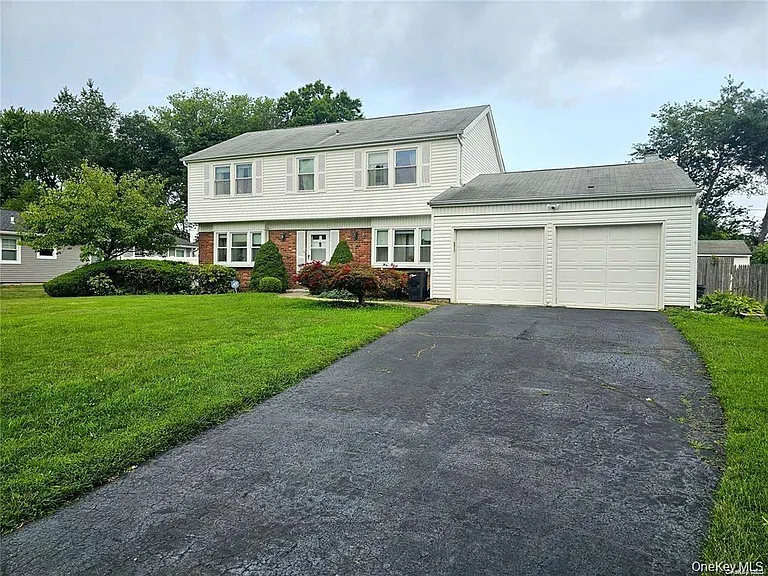 9 Maureen Ln — Photo 1