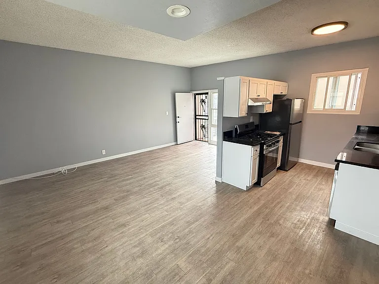 10207 Crenshaw Blvd — Photo 2