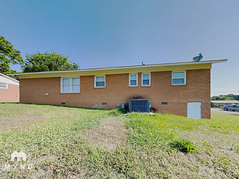 221 Tanglewood Dr — Photo 16