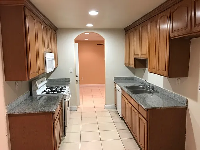4 bed, 1380 sqft, $2,595 — Photo 2