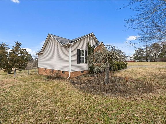 2nd image of 1502 Gibbs Rd