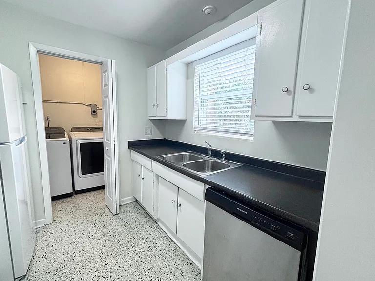 218 Seville Rd — Photo 8