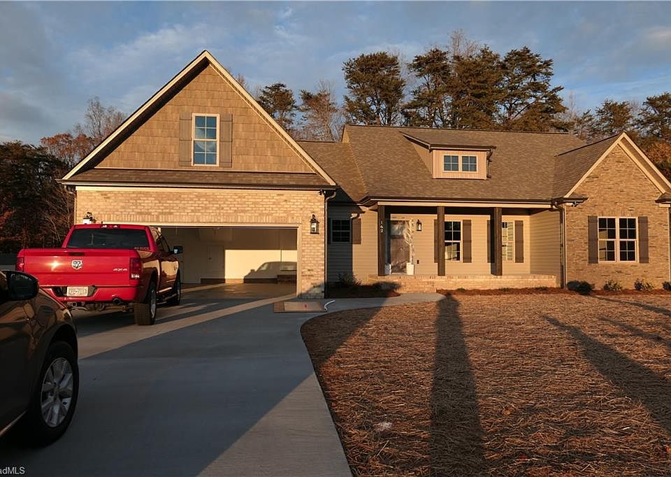 1st image of 162 Oak Leaf Dr