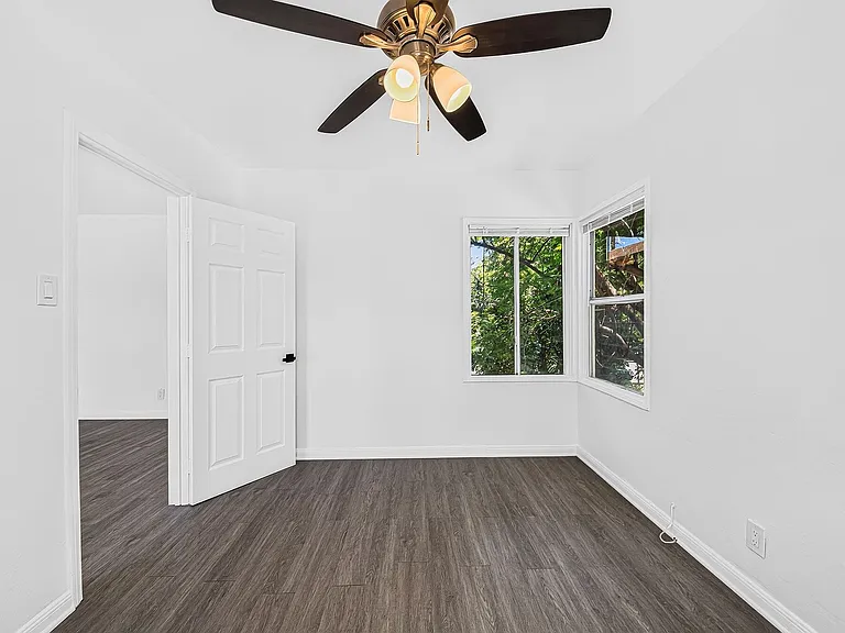 530 W 9th St — Photo 10
