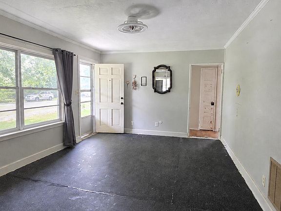 3rd image of 306 E Hampton St
