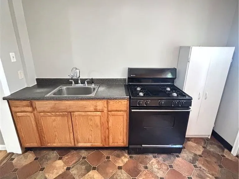 4243 Gladstone St — Photo 11