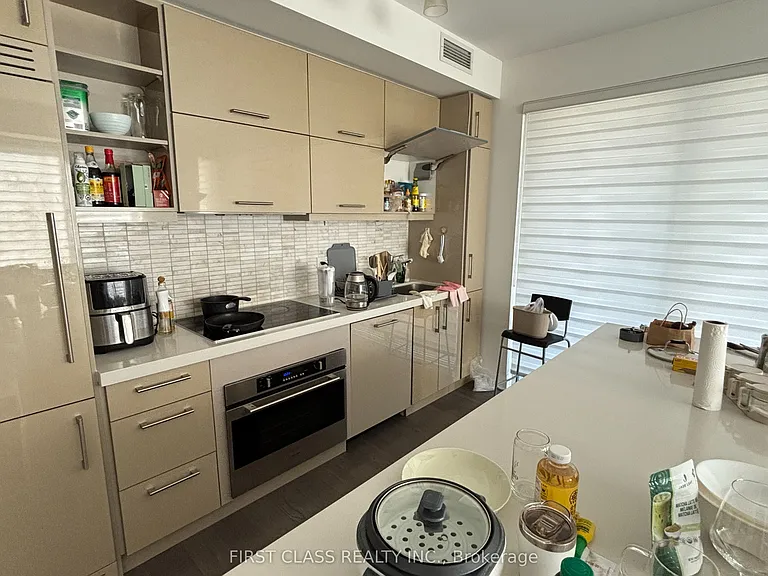 1080 Bay St #1110 — Photo 3