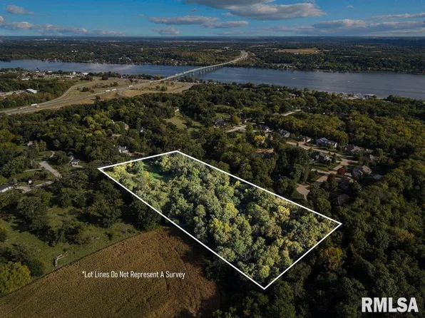 723 Sycamore Dr, Leclaire, IA 52753