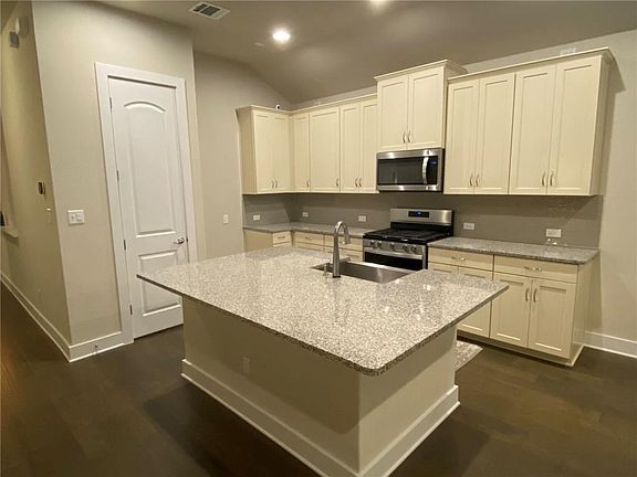 3rd image of 1013 Zacarias Dr