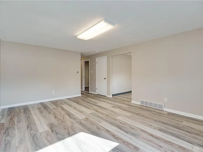 3433 Woodman Dr — Photo 18