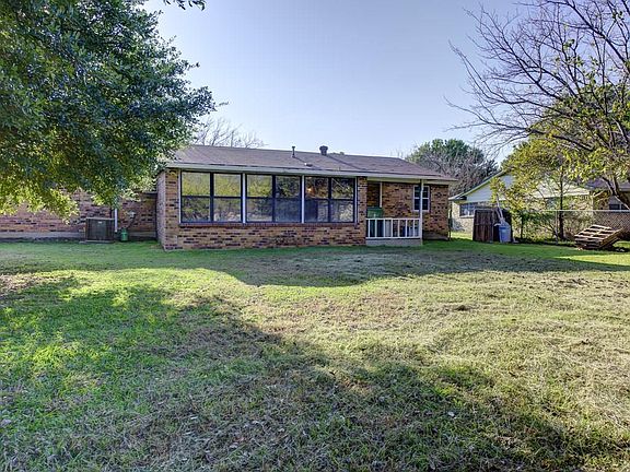 3rd image of 407 Live Oak Dr
