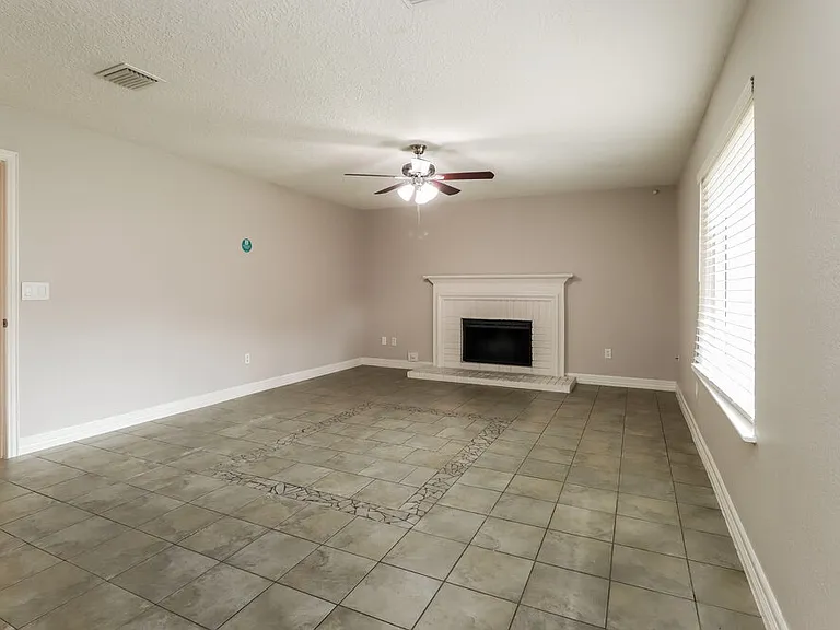 4002 Ashwood Dr — Photo 5