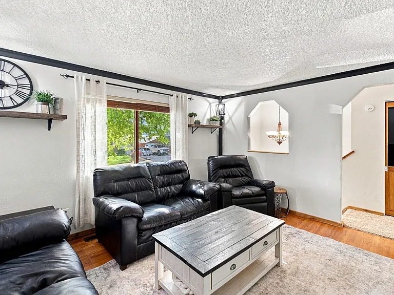 702 Squire St — Photo 4