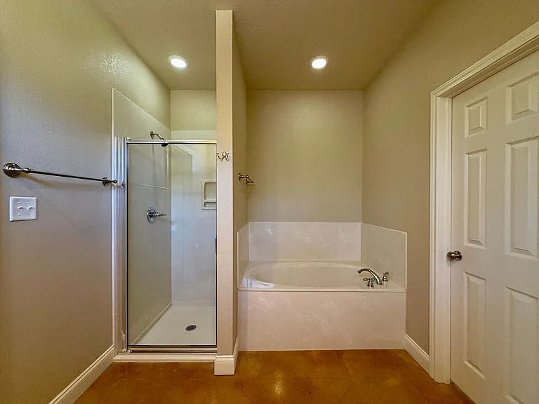 2915 Savannah Ct — Photo 9