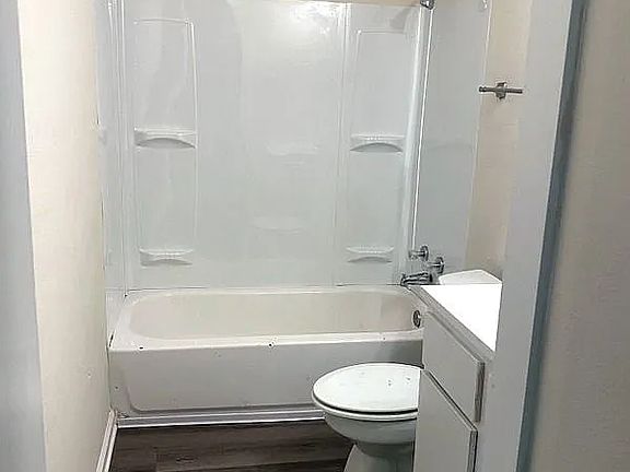 5th image of 308 Gannt St Unit B