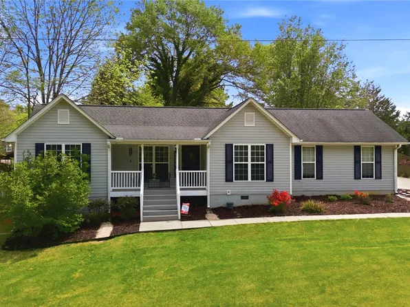 712 N Greenwich Dr, Walhalla, SC 29691