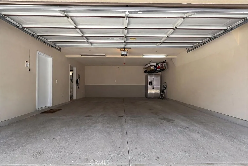 3 bed, 2.5 bath, 1860 sqft, $4,000 — Photo 3