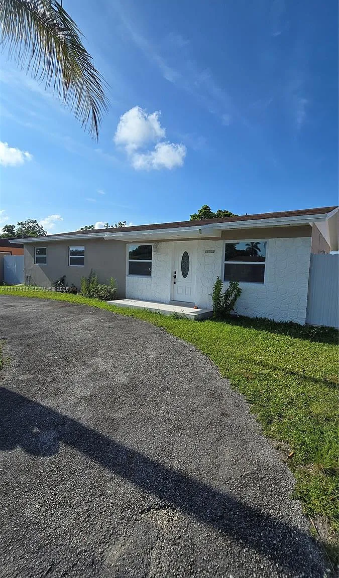 4 bed, 2.0 bath, 1250 sqft, $3,300 — Photo 1