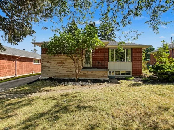 15 Carwyn Cres, Hamilton, ON L8S 3H3
