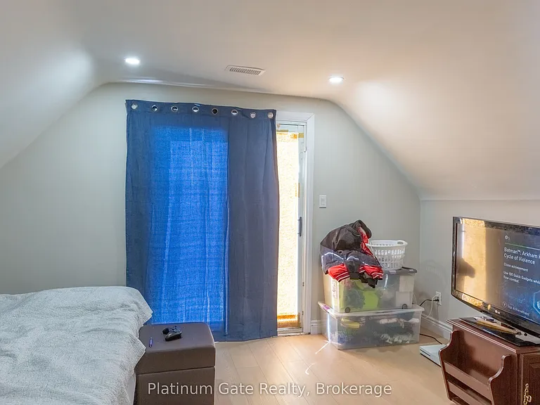 1040 Gladstone Ave — Photo 10