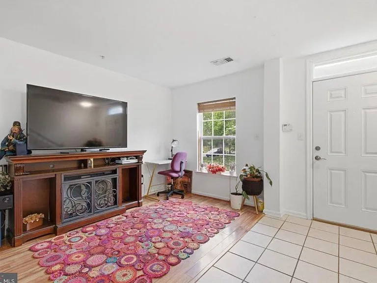 21845 Jarvis Sq — Photo 4