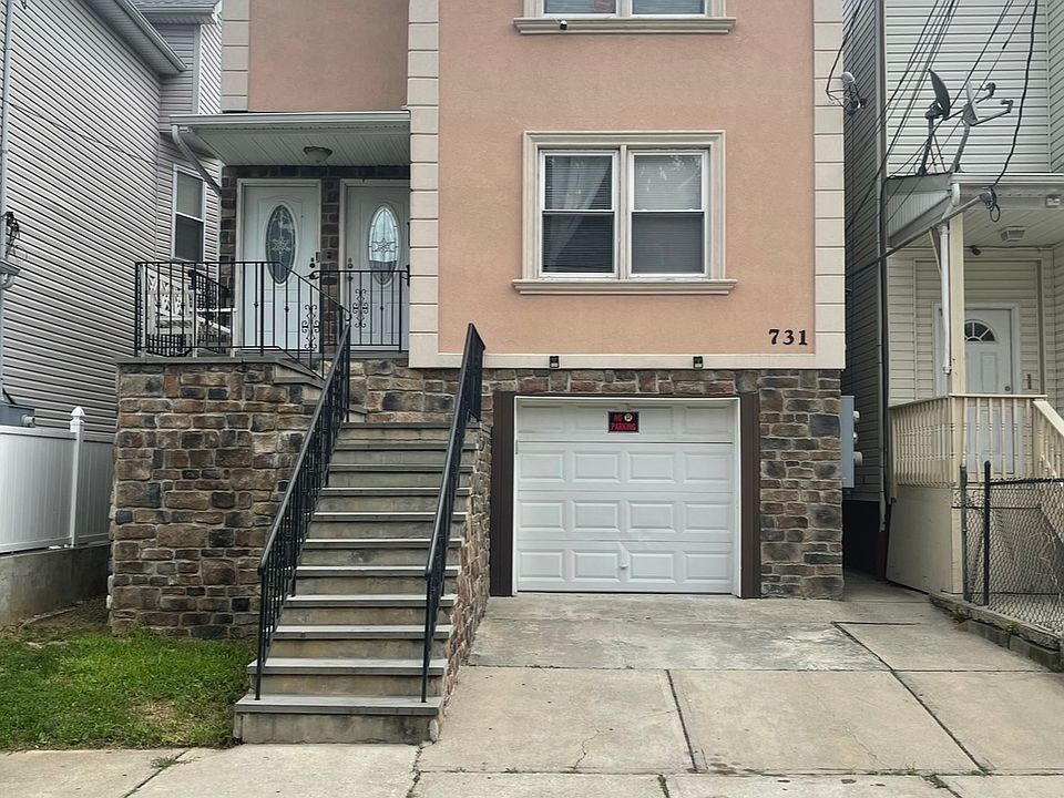 Front of the house Access to driveway.