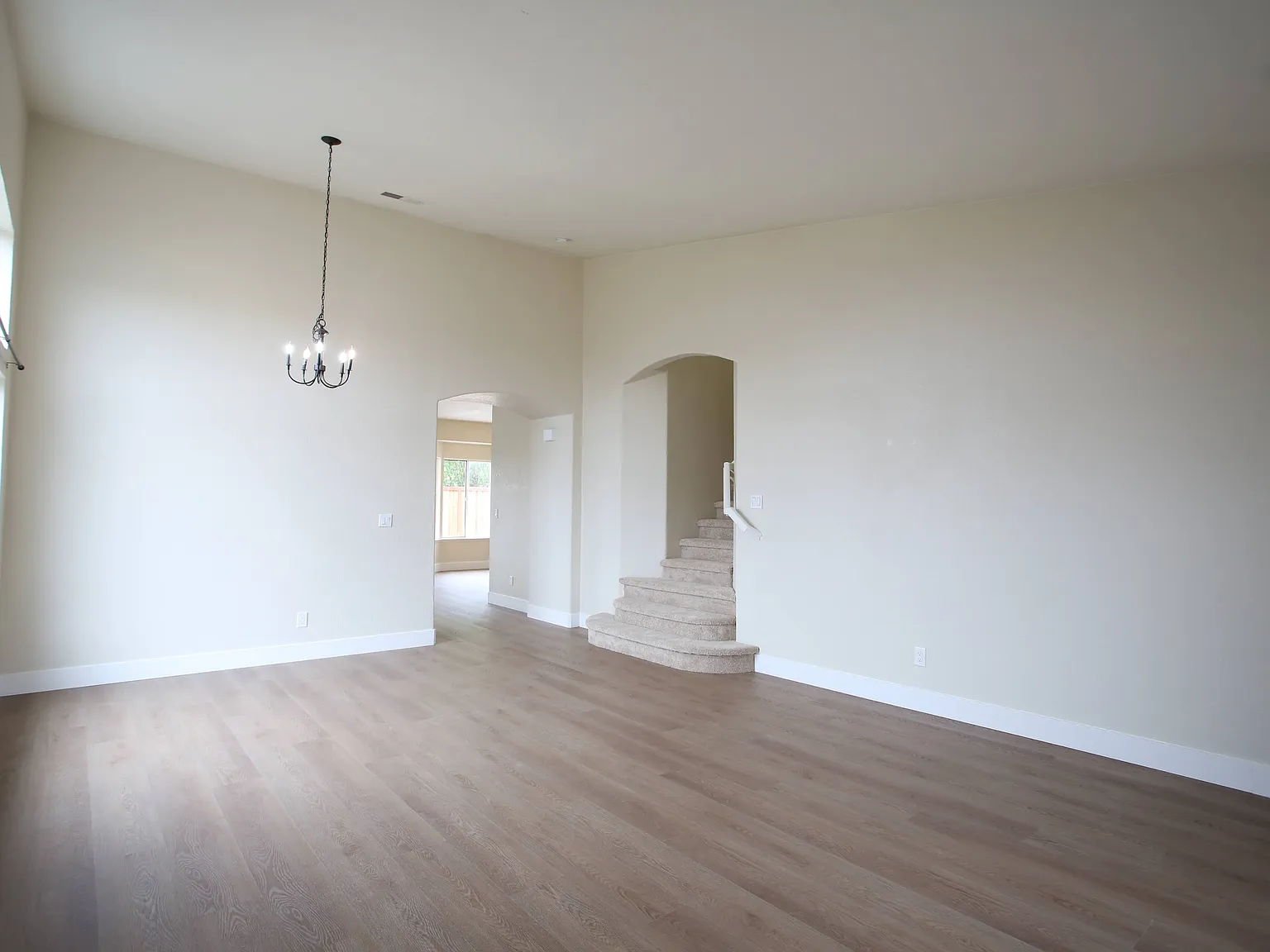 5 bed, 2.5 bath, 2619 sqft, $3,900 — Photo 3
