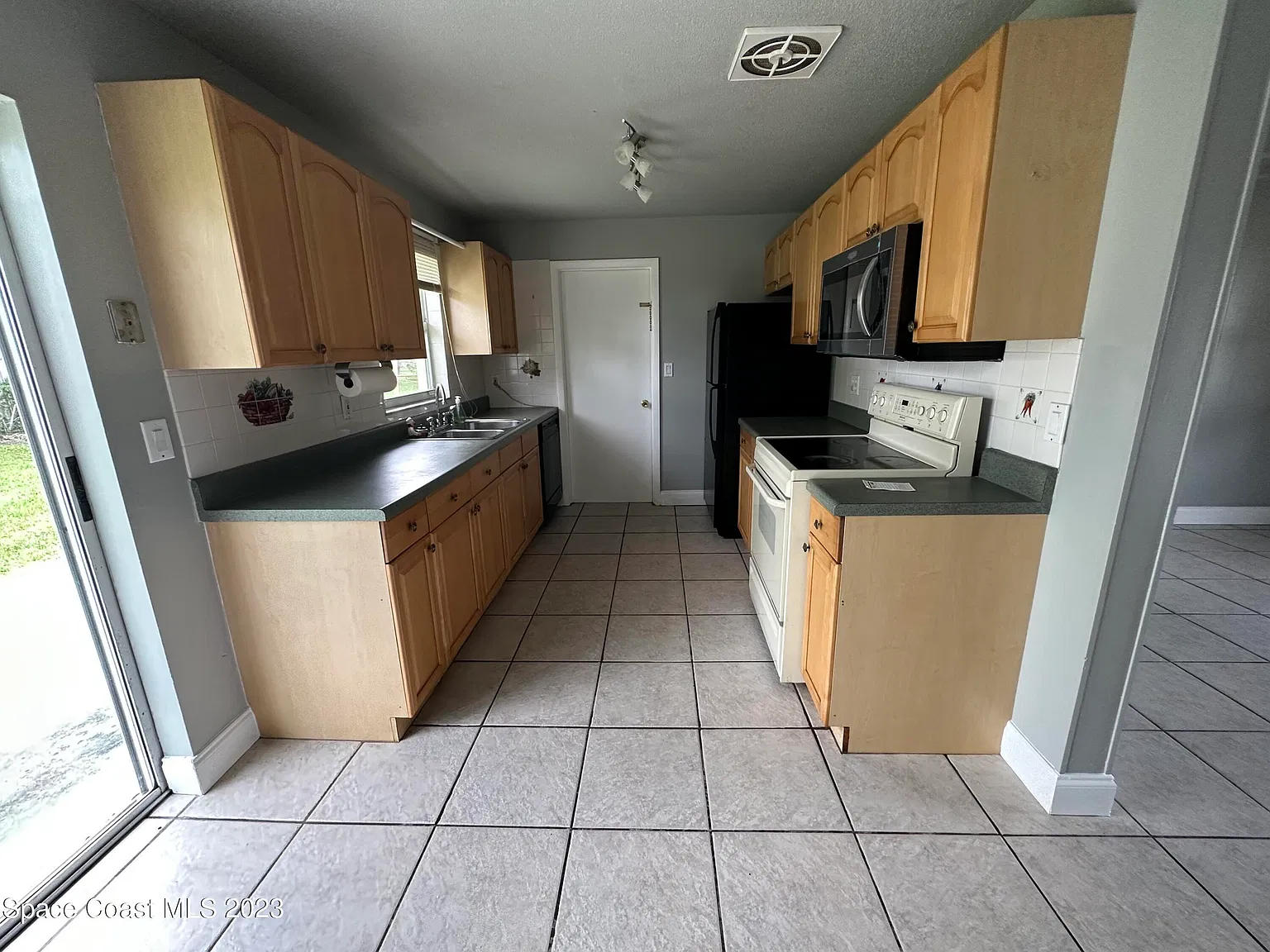 3 bed, 2.0 bath, 1050 sqft, $1,745 — Photo 3