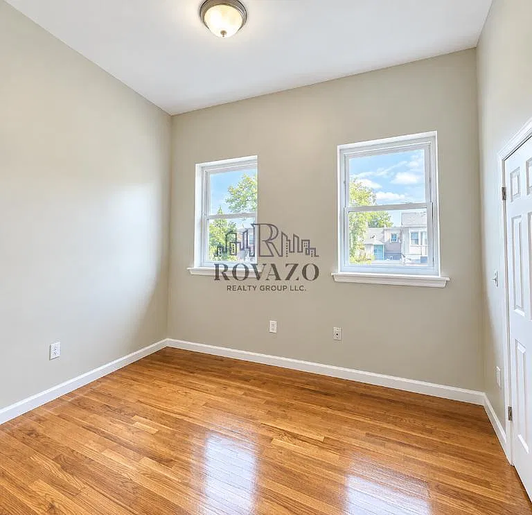 2 bed, 700 sqft, $2,100 — Photo 4