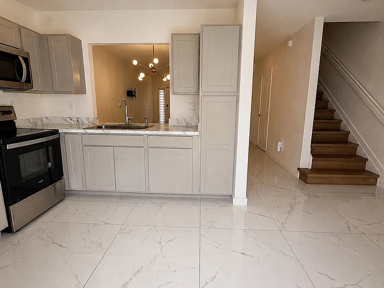 461 NE 5th Way — Photo 5