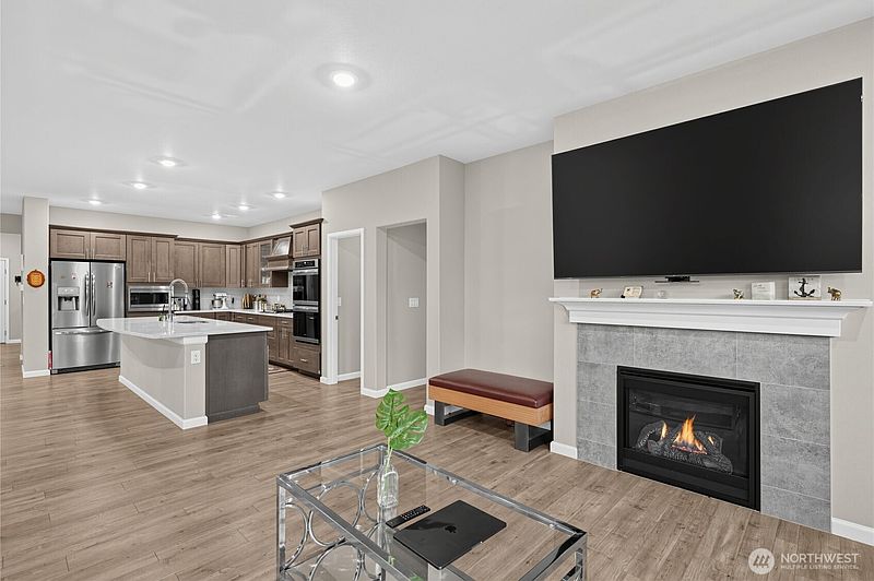 3rd image of 12911 Emerald Ridge Boulevard E