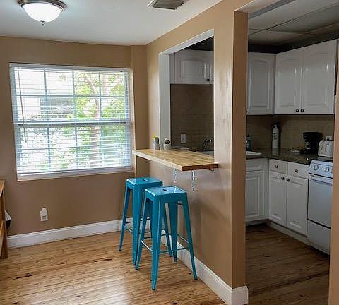 3rd image of 209 NE 11th St #2